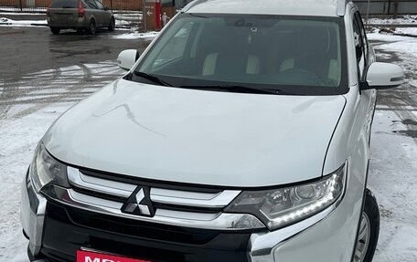 Mitsubishi Outlander III рестайлинг 3, 2016 год, 1 760 000 рублей, 2 фотография