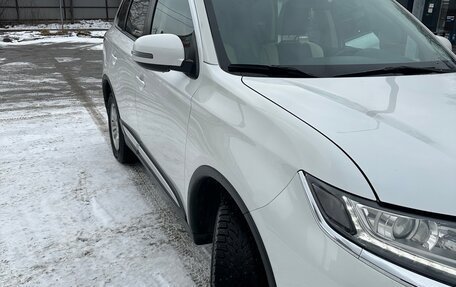 Mitsubishi Outlander III рестайлинг 3, 2016 год, 1 760 000 рублей, 14 фотография