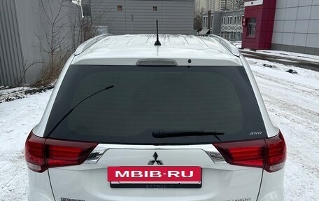 Mitsubishi Outlander III рестайлинг 3, 2016 год, 1 760 000 рублей, 9 фотография