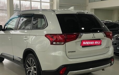 Mitsubishi Outlander III рестайлинг 3, 2018 год, 2 049 000 рублей, 10 фотография