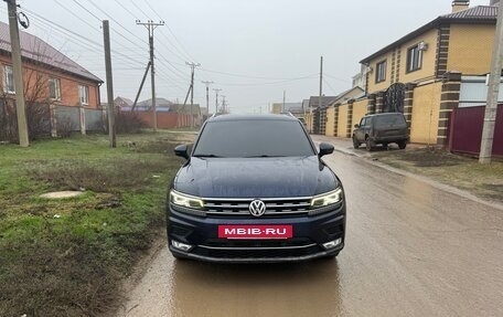 Volkswagen Tiguan II, 2017 год, 2 200 000 рублей, 3 фотография