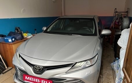 Toyota Camry, 2018 год, 2 600 000 рублей, 2 фотография