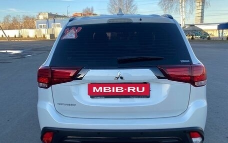 Mitsubishi Outlander III рестайлинг 3, 2021 год, 2 650 000 рублей, 7 фотография