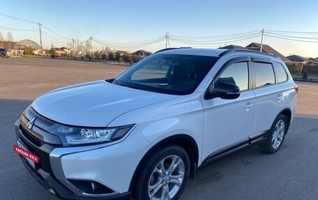 Mitsubishi Outlander III рестайлинг 3, 2021 год, 2 650 000 рублей, 3 фотография