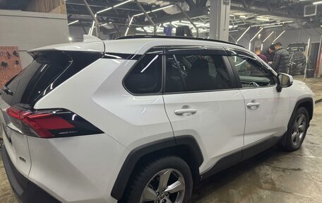 Toyota RAV4, 2021 год, 3 700 000 рублей, 6 фотография