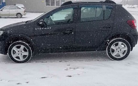 Renault Sandero II рестайлинг, 2017 год, 1 000 000 рублей, 2 фотография