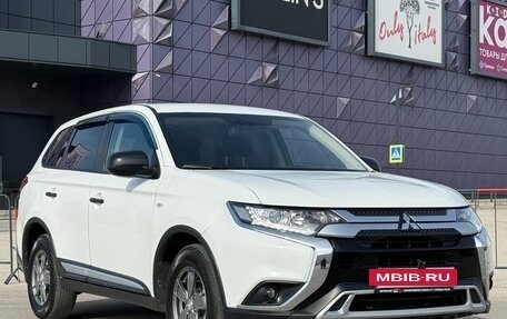 Mitsubishi Outlander III рестайлинг 3, 2019 год, 2 077 000 рублей, 2 фотография