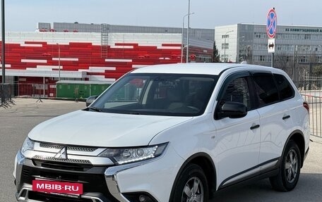 Mitsubishi Outlander III рестайлинг 3, 2019 год, 2 077 000 рублей, 8 фотография