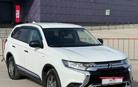 Mitsubishi Outlander III рестайлинг 3, 2019 год, 2 077 000 рублей, 3 фотография