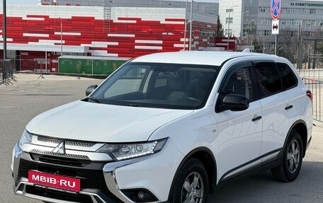 Mitsubishi Outlander III рестайлинг 3, 2019 год, 2 077 000 рублей, 9 фотография