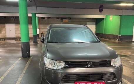 Mitsubishi Outlander III рестайлинг 3, 2014 год, 2 400 000 рублей, 3 фотография