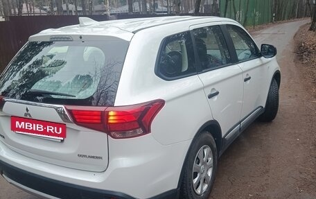 Mitsubishi Outlander III рестайлинг 3, 2017 год, 1 990 000 рублей, 13 фотография