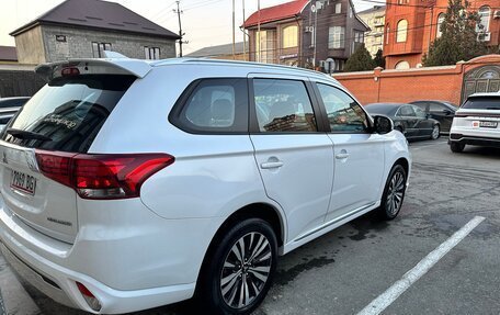 Mitsubishi Outlander III рестайлинг 3, 2022 год, 2 950 000 рублей, 5 фотография