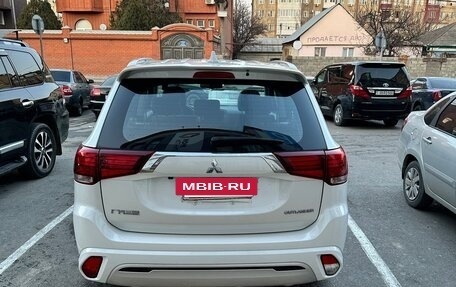 Mitsubishi Outlander III рестайлинг 3, 2022 год, 2 950 000 рублей, 2 фотография