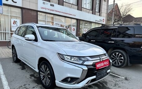 Mitsubishi Outlander III рестайлинг 3, 2022 год, 2 950 000 рублей, 3 фотография