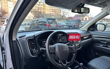 Mitsubishi Outlander III рестайлинг 3, 2022 год, 2 950 000 рублей, 8 фотография