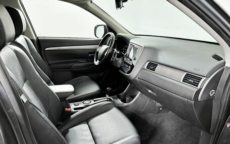 Mitsubishi Outlander III рестайлинг 3, 2014 год, 1 849 000 рублей, 13 фотография