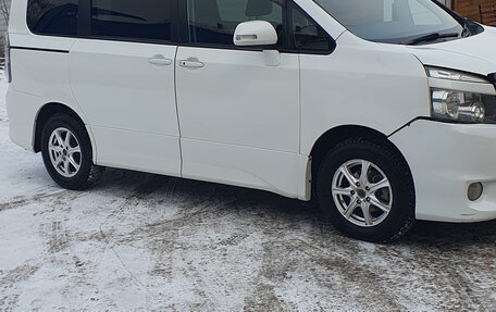 Toyota Voxy II, 2009 год, 1 380 000 рублей, 17 фотография