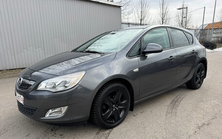 Opel Astra J, 2011 год, 900 000 рублей, 1 фотография