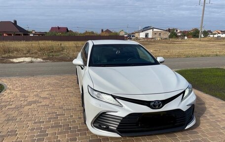 Toyota Camry, 2021 год, 3 200 000 рублей, 2 фотография