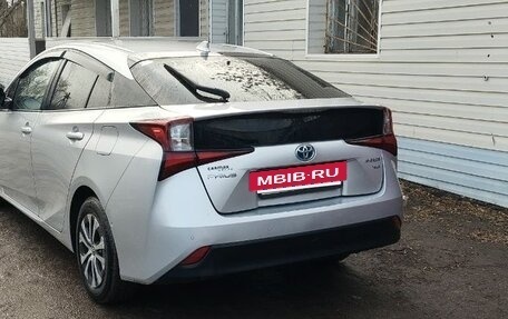 Toyota Prius IV XW50, 2019 год, 1 900 000 рублей, 3 фотография