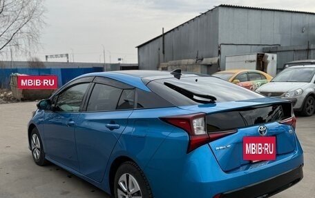 Toyota Prius IV XW50, 2019 год, 2 400 000 рублей, 4 фотография