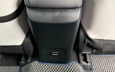Toyota Prius IV XW50, 2019 год, 2 400 000 рублей, 14 фотография