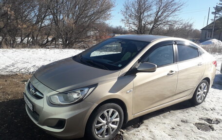 Hyundai Solaris II рестайлинг, 2013 год, 860 000 рублей, 3 фотография