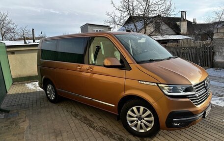 Volkswagen Multivan T6 рестайлинг, 2019 год, 6 590 000 рублей, 2 фотография