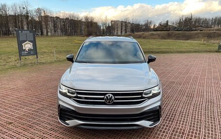 Volkswagen Tiguan II, 2021 год, 2 950 400 рублей, 2 фотография