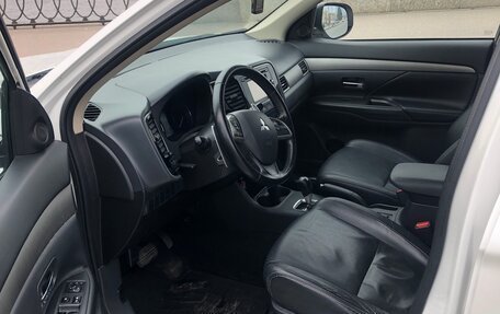 Mitsubishi Outlander III рестайлинг 3, 2013 год, 1 350 000 рублей, 9 фотография