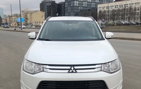 Mitsubishi Outlander III рестайлинг 3, 2013 год, 1 350 000 рублей, 12 фотография