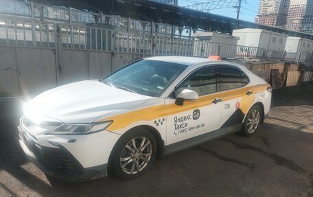 Toyota Camry, 2021 год, 2 700 000 рублей, 4 фотография