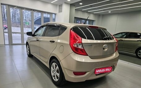 Hyundai Solaris II рестайлинг, 2011 год, 700 000 рублей, 6 фотография