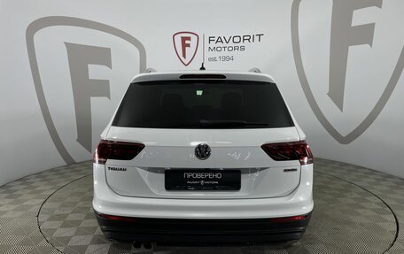 Volkswagen Tiguan II, 2018 год, 2 390 000 рублей, 3 фотография