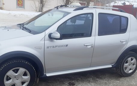 Renault Sandero I, 2013 год, 860 000 рублей, 2 фотография