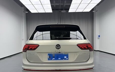 Volkswagen Tiguan II, 2021 год, 2 605 000 рублей, 5 фотография