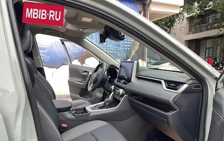 Toyota RAV4, 2021 год, 2 815 000 рублей, 10 фотография