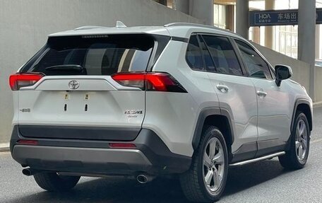 Toyota RAV4, 2021 год, 2 830 000 рублей, 4 фотография