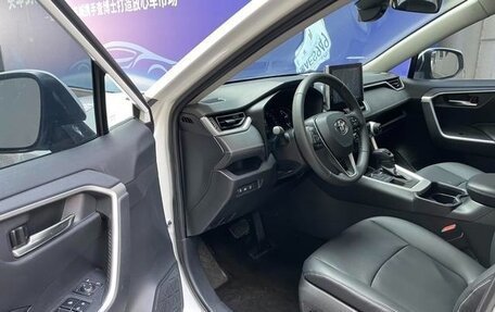 Toyota RAV4, 2021 год, 2 830 000 рублей, 7 фотография