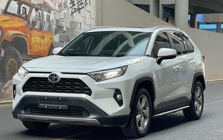 Toyota RAV4, 2021 год, 2 830 000 рублей, 5 фотография