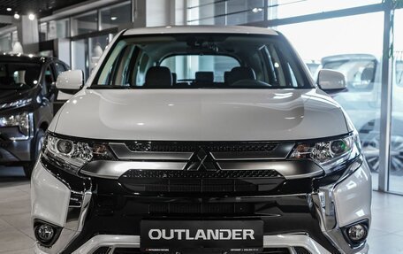 Mitsubishi Outlander III рестайлинг 3, 2022 год, 3 600 000 рублей, 2 фотография