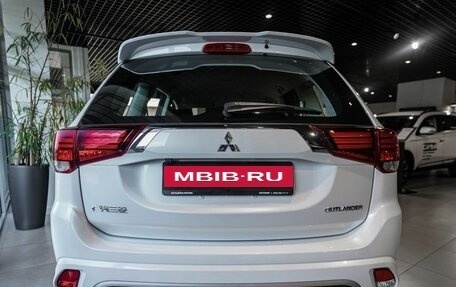 Mitsubishi Outlander III рестайлинг 3, 2022 год, 3 600 000 рублей, 6 фотография