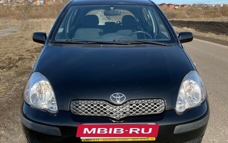 Toyota Yaris I рестайлинг, 2003 год, 395 000 рублей, 2 фотография