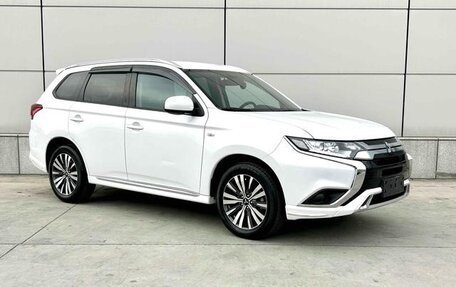 Mitsubishi Outlander III рестайлинг 3, 2022 год, 2 200 011 рублей, 3 фотография