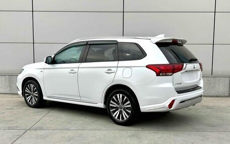 Mitsubishi Outlander III рестайлинг 3, 2022 год, 2 200 011 рублей, 4 фотография