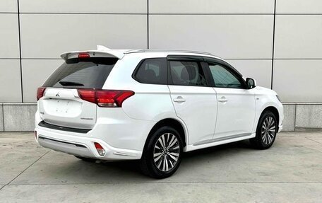 Mitsubishi Outlander III рестайлинг 3, 2022 год, 2 200 011 рублей, 6 фотография