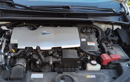 Toyota Prius IV XW50, 2017 год, 2 400 000 рублей, 6 фотография