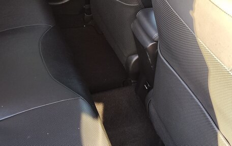 Toyota Prius IV XW50, 2017 год, 2 400 000 рублей, 12 фотография