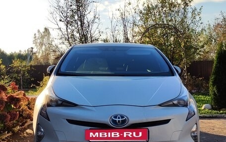 Toyota Prius IV XW50, 2017 год, 2 400 000 рублей, 2 фотография
